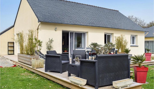 Stunning Home In Milizac With Wifi
