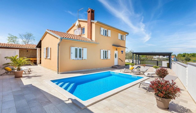 Stunning home in Musalez