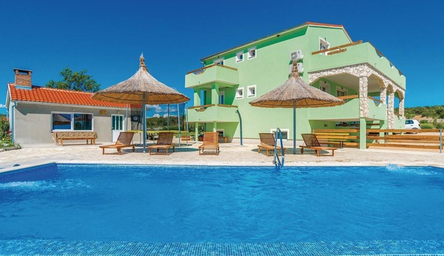 Stunning home in Pakostane