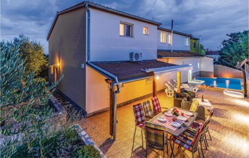 Stunning Home In Pavicini