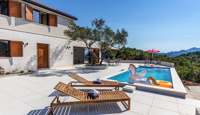 Stunning home in Ploce