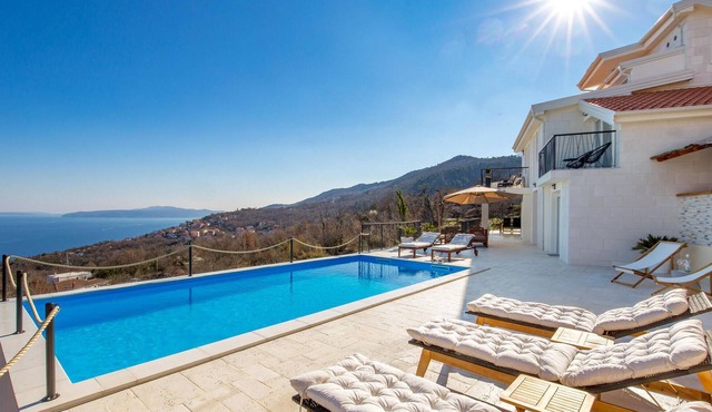 Stunning home in Poljane