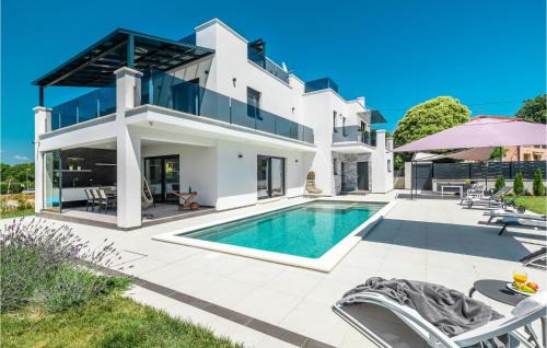 Stunning Home In Porec