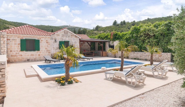 Stunning home in Postira
