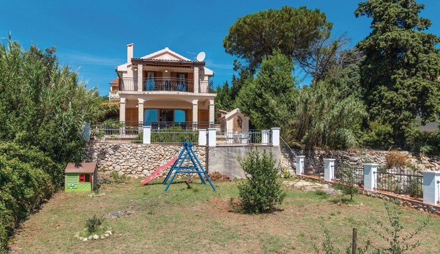 Stunning home in Preko with kitchen