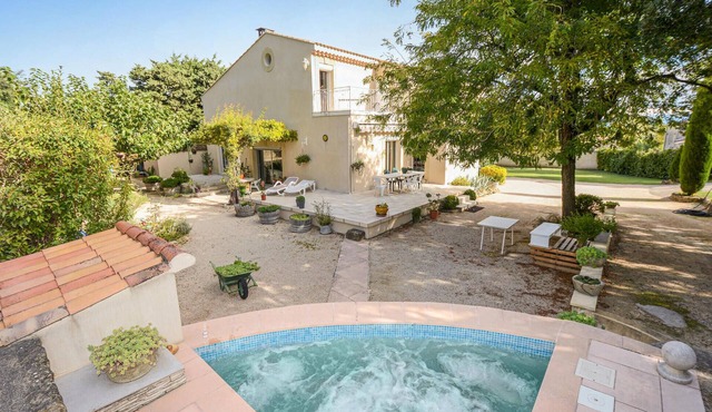 Stunning home in Pujaut with kitchen