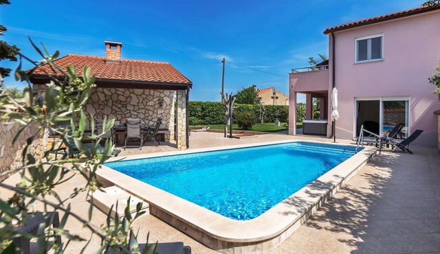 Stunning home in Pula