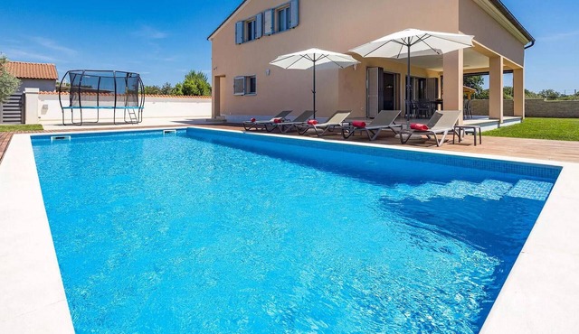 Stunning home in Pula