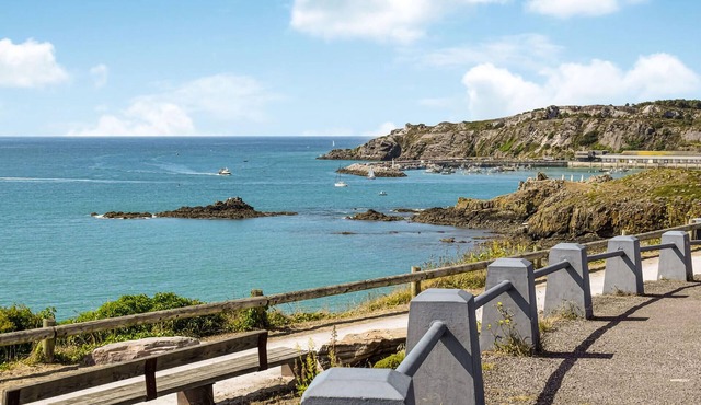 Stunning home in Quessoy with kitchen