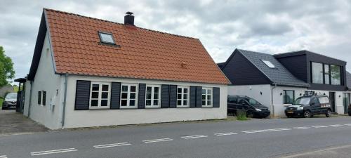 Stunning Home In Rønde With 6 Bedrooms And Wifi