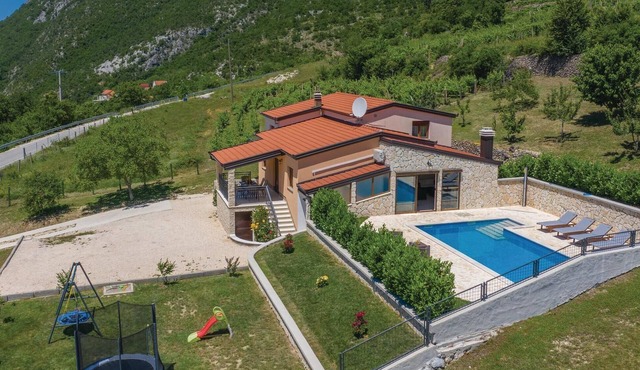 Stunning home in Ricice
