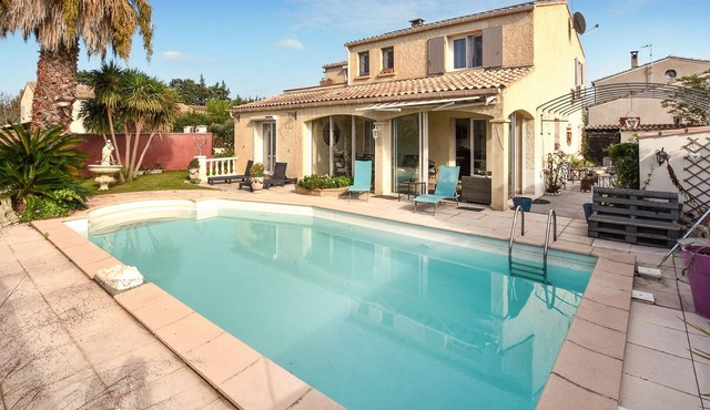 Stunning home in Rognonas