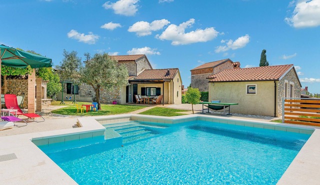 Stunning home in Sarici