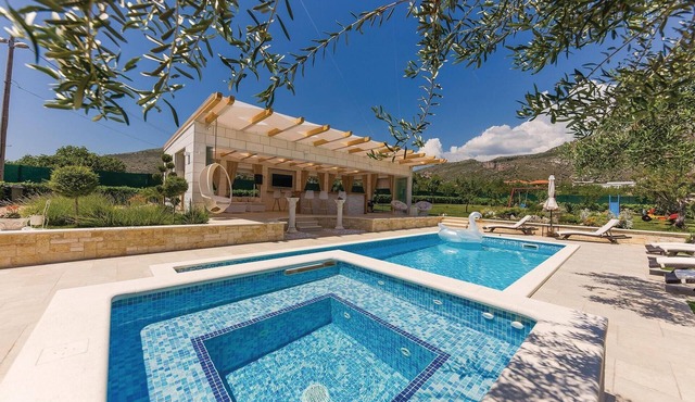 Stunning home in Seget Donji