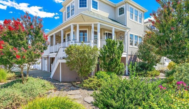 Stunning home in Ship Bottom with 4 Bedrooms, Internet and WiFi