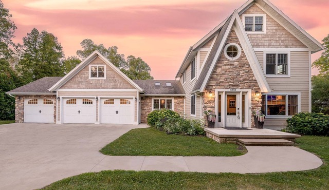 Stunning home in Sister Bay- Dog Friendly with fenced in yard!