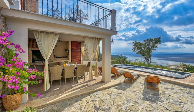 Stunning home in Smrika