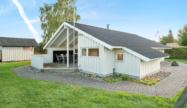 Stunning home in Strøby with WiFi