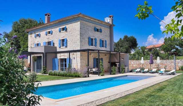 Stunning home in Tinjan