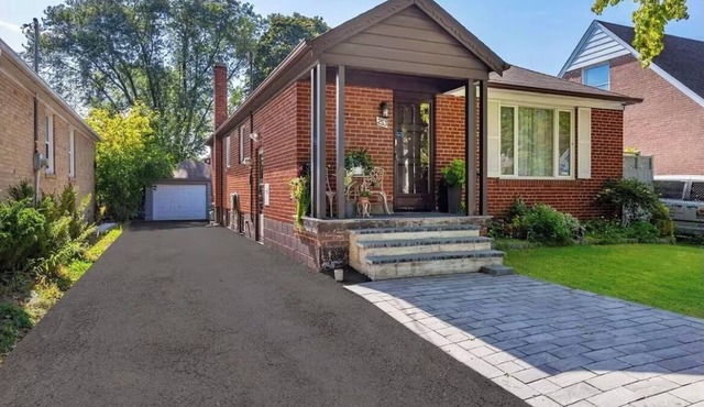 Stunning Home in Toronto: Family-Friendly Neighbourhood