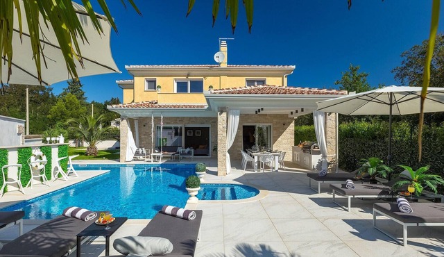 Stunning home in Umag