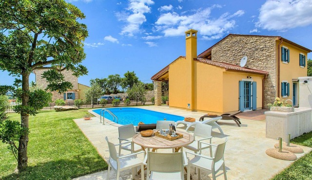 Stunning home in Umag