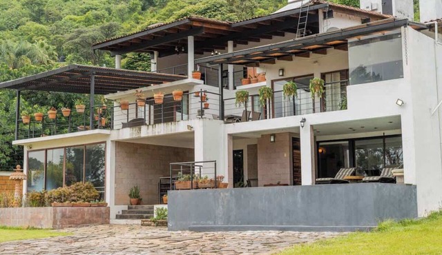 Stunning home in Valle De Bravo with lake view