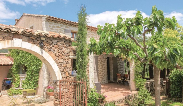 Stunning home in Vinezac