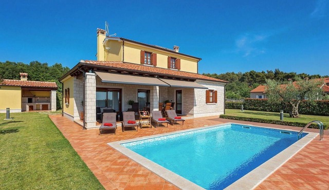 Stunning home in Visnjan with WiFi