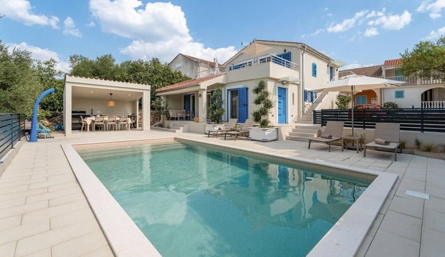 Stunning home in Zdrelac with private swimming pool, can be inside or outside