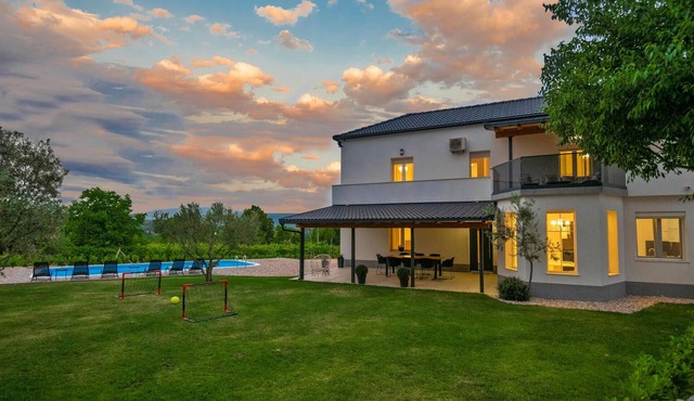 Stunning home in Zmijavci