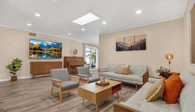 Stunning Home · LA Main Attractions + Disneyland!