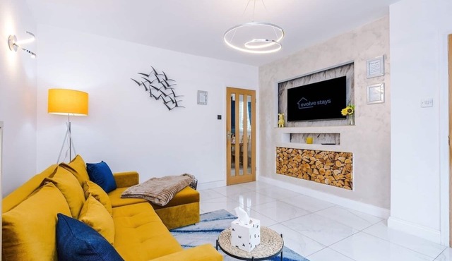 Stunning Home, Large Driveway, Sleeps 7