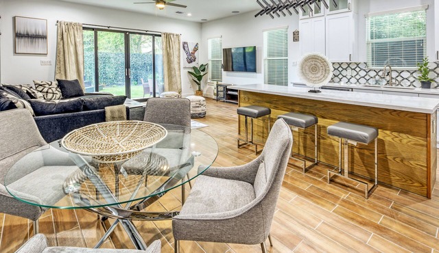 "Stunning Home New Listing in the shadows of Downtown Houston A must SEE"