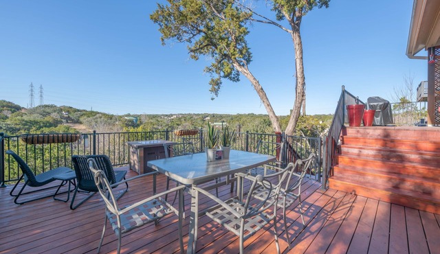 Stunning Home on a Cliff with Gorgeous Views: 5 min to Lakes