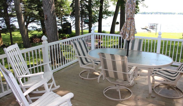 Stunning Home on Little Green Lake for Family Fun!