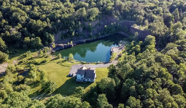 Stunning Home on14acres. Private Lake&beach, 4BR(private baths). Near Mt Pocono