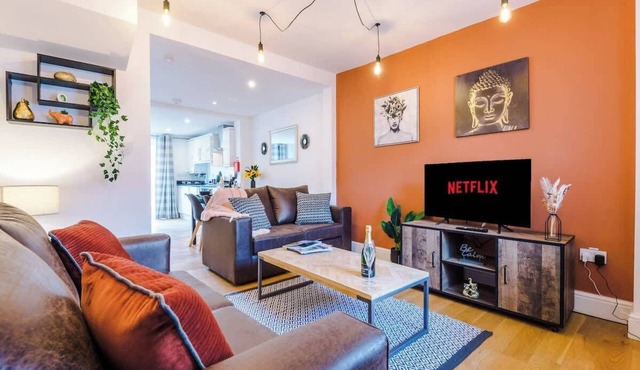 Stunning Home, Perfect for Groups, FREE Parking!