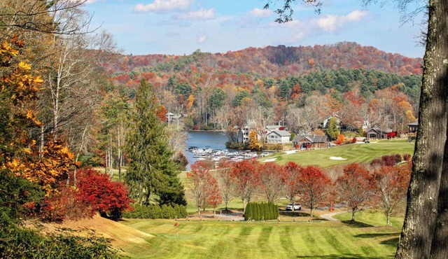 Stunning home steps from Lake Toxaway and Club house, 3Bed/3bath