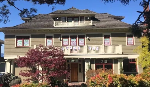 Stunning Home, Sweeping Views, Rooftop Hot Tub, 5 bedroom, 3.5 bathrooms