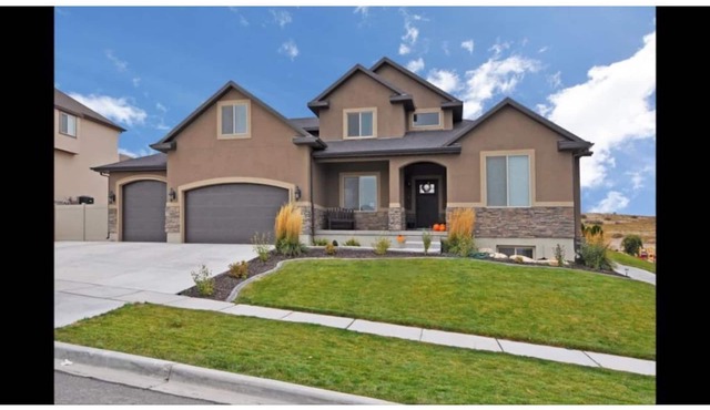 Stunning Home-Vivid Lake/MTN Views! Sleeps 14