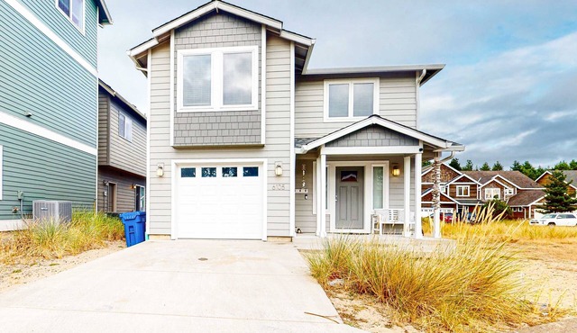 Stunning home w/fireplace, firepit, and central AC - short walk to the beach