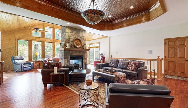 Stunning home w/hot tub, wet bar, theater room, pool table, near golf & lakes