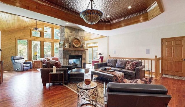 Stunning home w/hot tub, wet bar, theater room, pool table, near golf & lakes