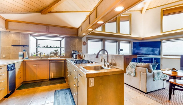 Stunning Home w/Panoramic Ocean Views, Private Hot Tub, Free WiFi, Large Deck