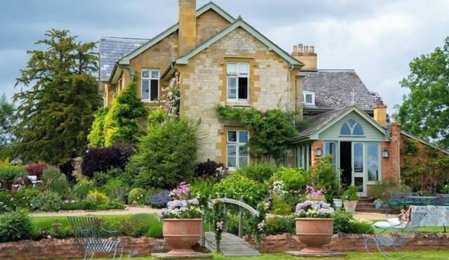 Stunning home with heated pool, hot tub, tennis court for 10 guests