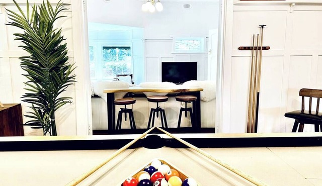 Stunning Home with King bed and Pool Table