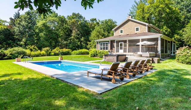 Stunning home with Pool/Hot Tub/Fire Pit/Screen Porch/Large Yard in Union Pier