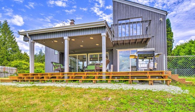 Stunning Hood Canal Getaway with Private Deck!