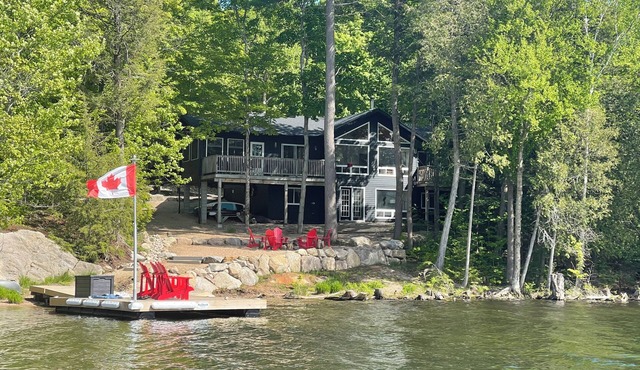 Stunning Horn Lake Cottage Oasis